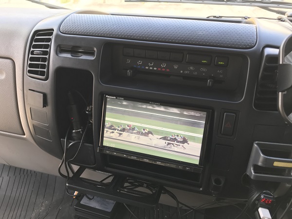 画像 日野デュトロアルミトラック カーナビ カーナビゲーション 取り付け ストラーダ CN-RE06D パナソニック ブルートゥース 汎用バックカメラ取り付け 加工 工賃 価格 安い 持ち込み 愛知県 岐阜県 三重県 名古屋市 一宮市 岐阜市 北名古屋市 小牧市 稲沢市 春日井市 瀬戸市 扶桑町 大口町 津島市 あま市 愛西市 蟹江町 弥富市 清須市 犬山市 江南市 岩倉市 日進市 長久手市 東郷町 大府市 豊明市 東海市 知多市 常滑市 半田市 東浦町